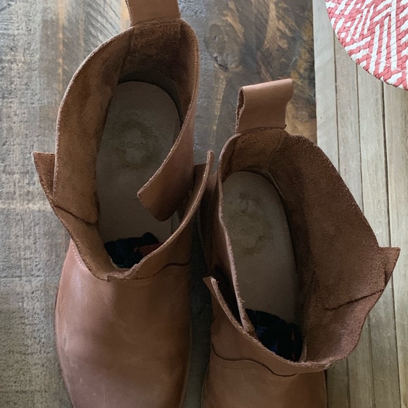 Urban Outfitter EC Side Overlap Boot 💕 - Picture 2 of 8